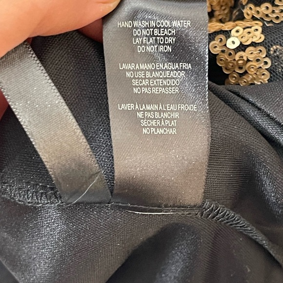 Jessica Simpson Black and Gold Sequin
Shift Dress size 4 - Picture 12 of 15